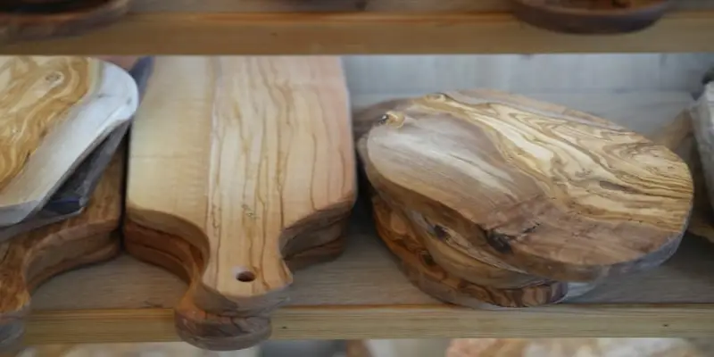 Tirelire Bois vs Plastique : Pourquoi le Bois Gagne